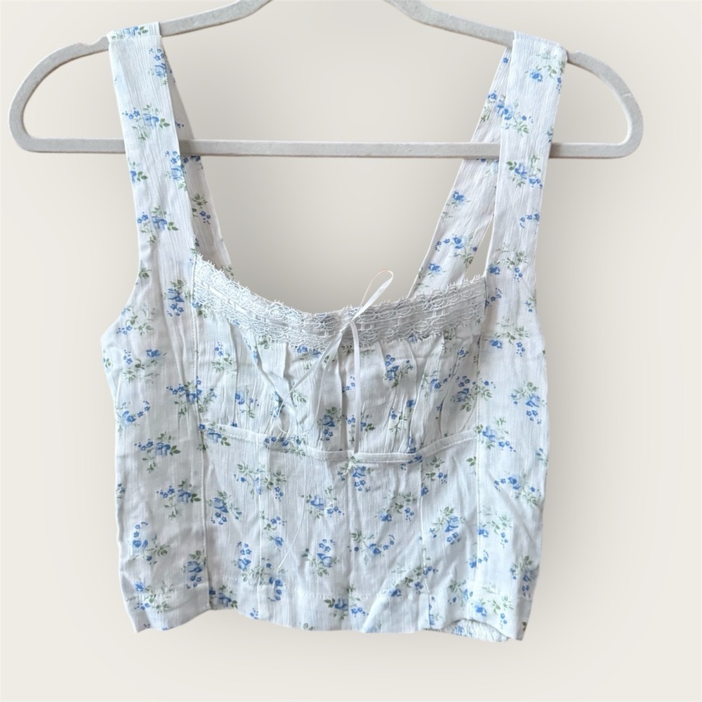 Haute Monde dusty blue on white Floral Lace Trimmed Crop Top tank size medium